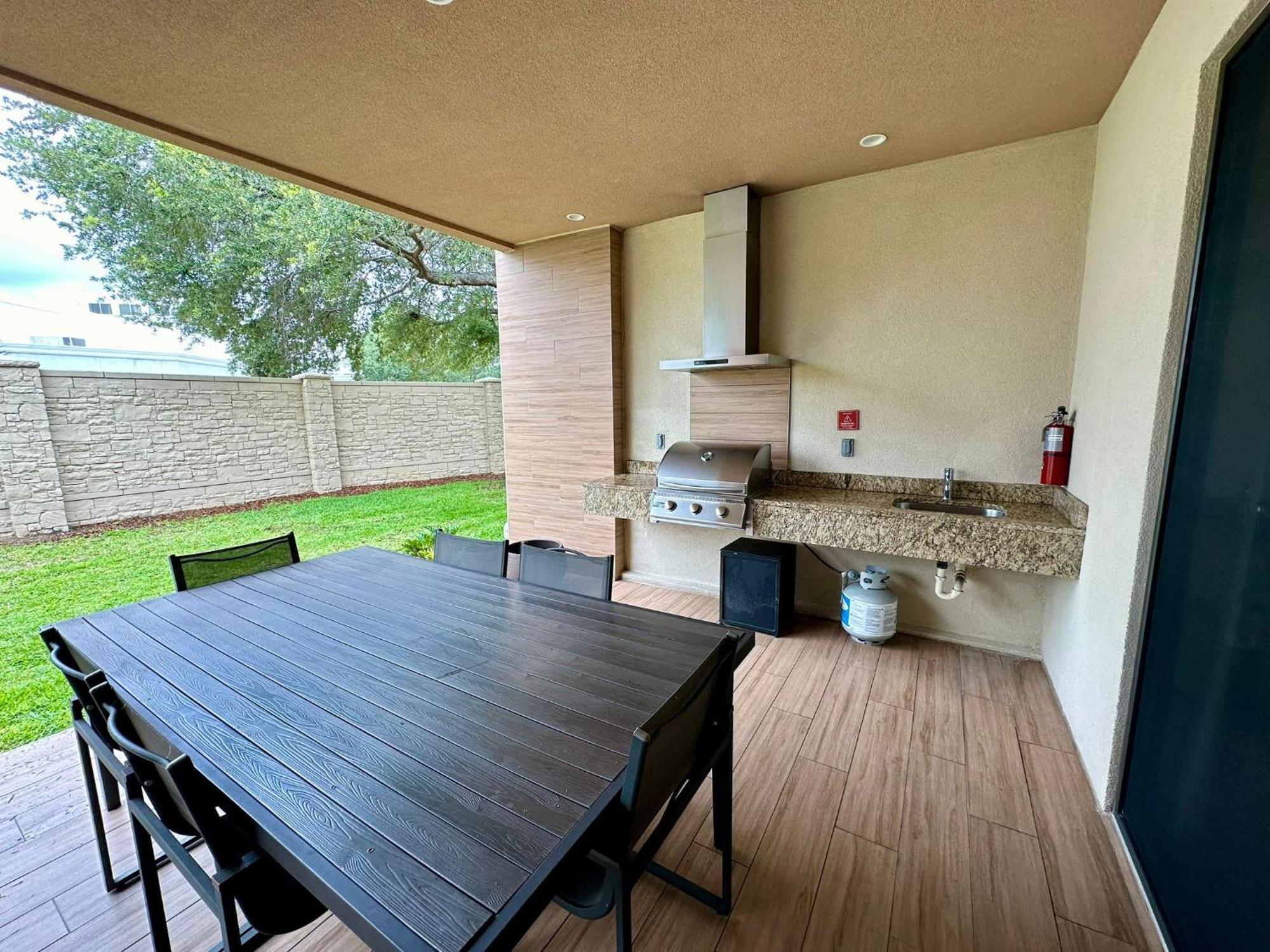 Luxury Home In Orlando With Private Hot Tub - 7 Min From Disney Parks - 3 Bedrooms And 4 Bathrooms! Ngoại thất bức ảnh